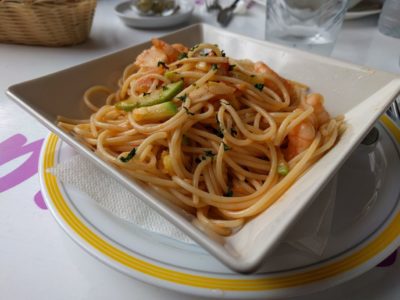 Espaguetis con calabacín y gambas